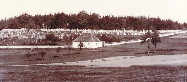 Friedhof_mit_Waschhaus-s